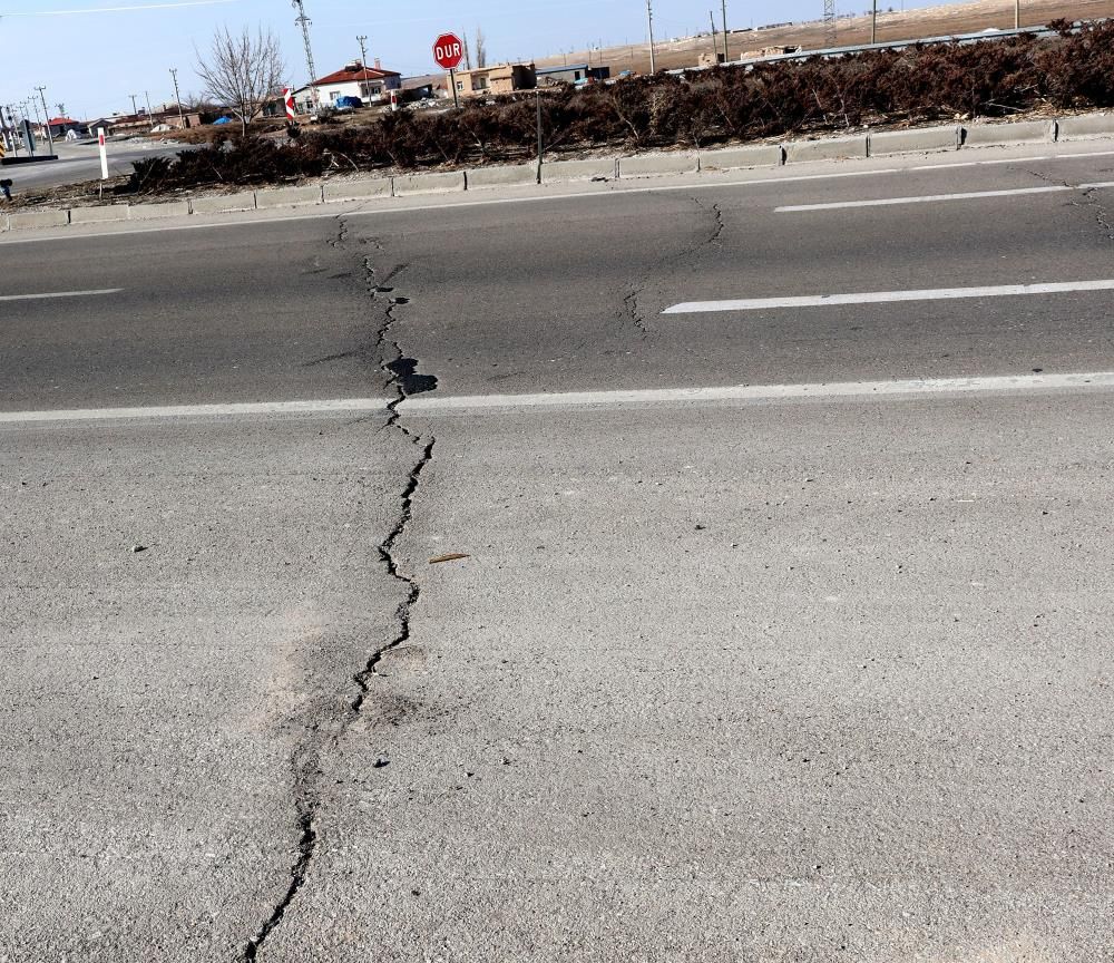 Deprem sonrası Aksaray’da yol ve araziler yarıldı! 5