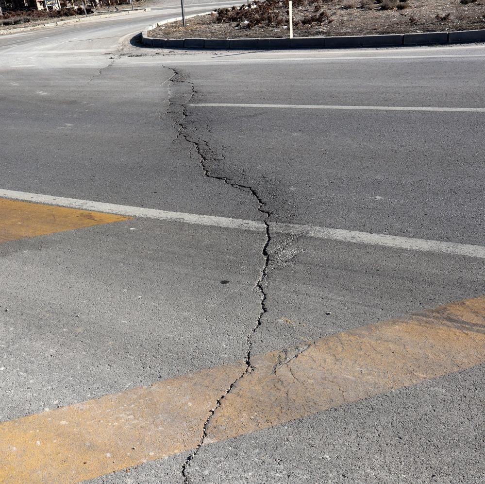 Deprem sonrası Aksaray’da yol ve araziler yarıldı! 4