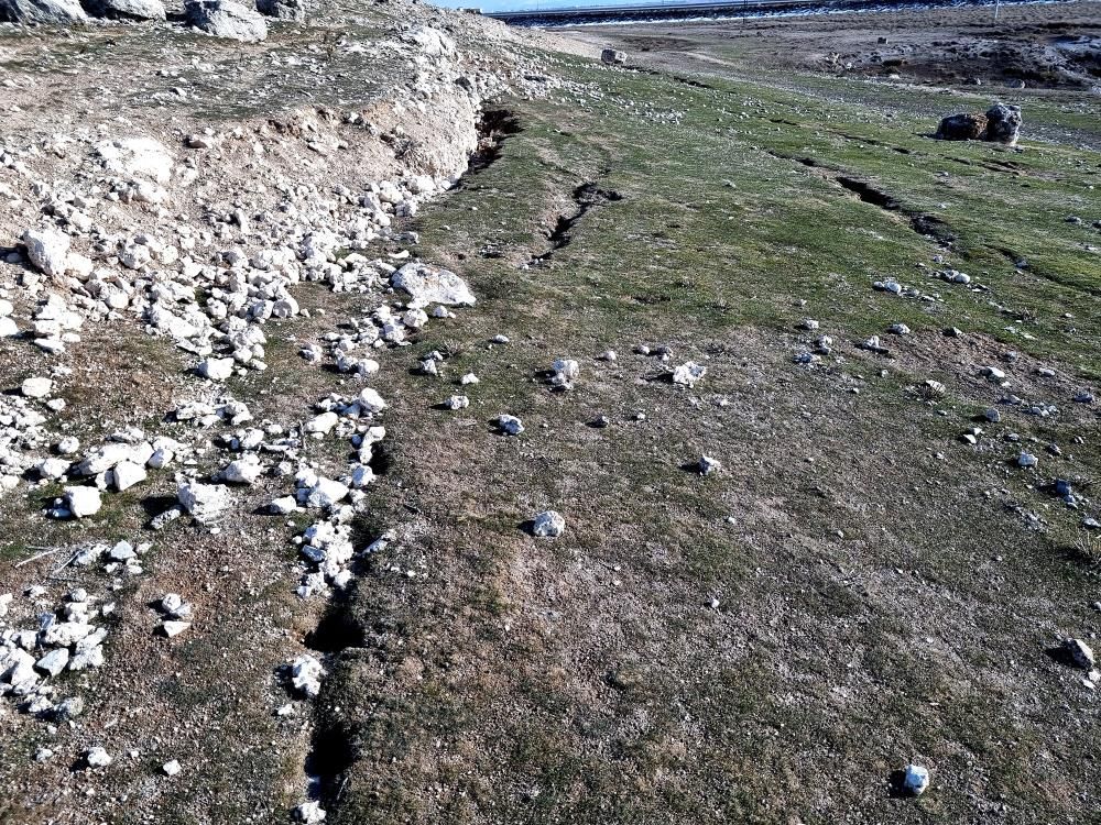 Deprem sonrası Aksaray’da yol ve araziler yarıldı! 3