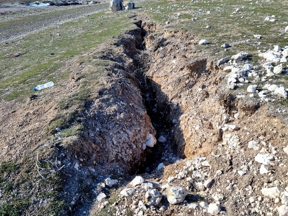 Deprem sonrası Aksaray’da yol ve araziler yarıldı! 2