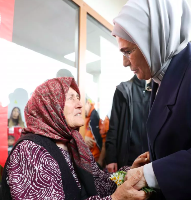 Emine Erdoğan depremzedeleri ziyaret etti 11