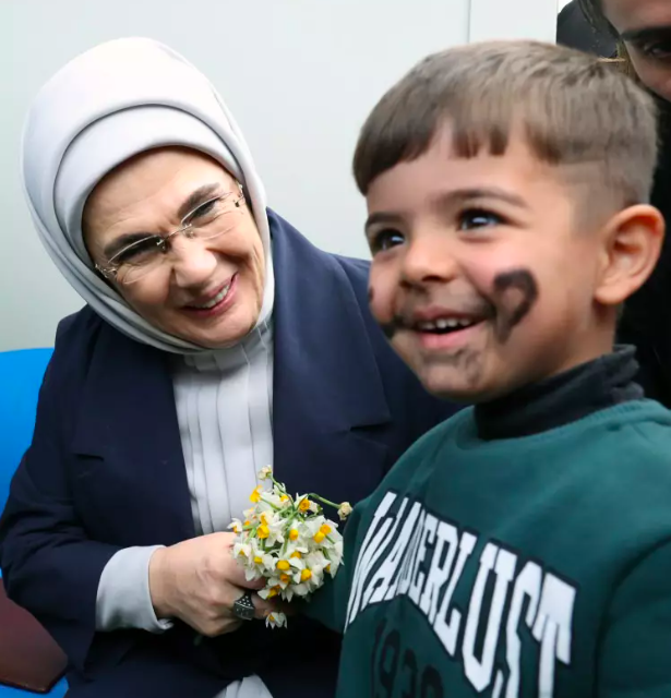 Emine Erdoğan depremzedeleri ziyaret etti 7