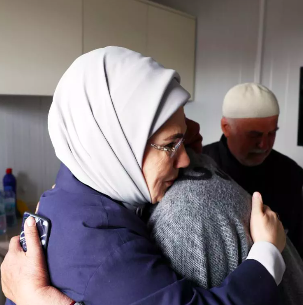 Emine Erdoğan depremzedeleri ziyaret etti 2