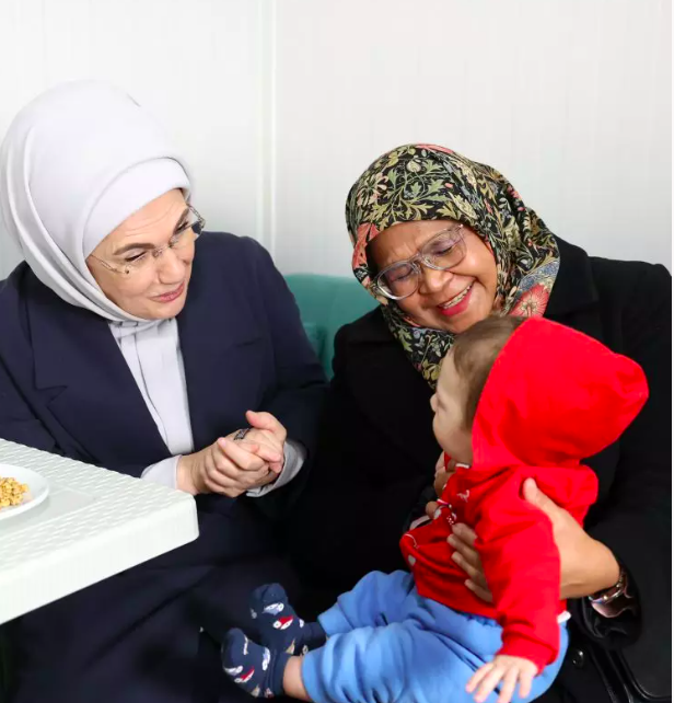 Emine Erdoğan depremzedeleri ziyaret etti 10