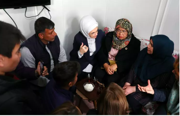 Emine Erdoğan depremzedeleri ziyaret etti 6