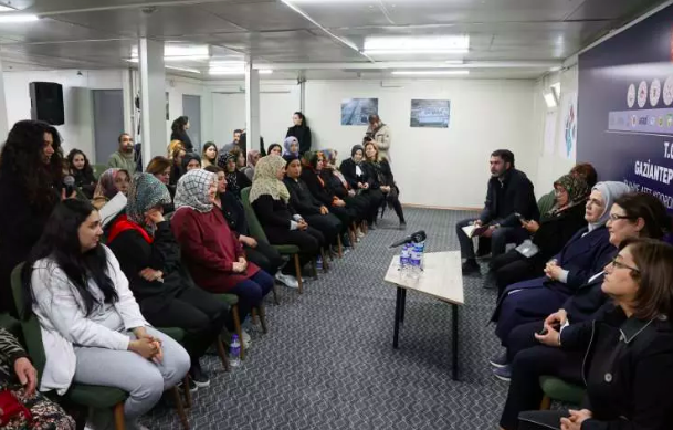 Emine Erdoğan depremzedeleri ziyaret etti 8