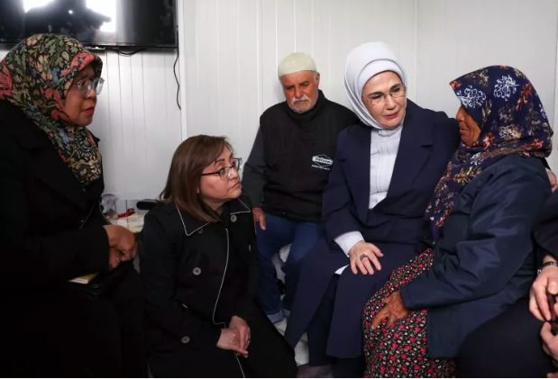 Emine Erdoğan depremzedeleri ziyaret etti 4