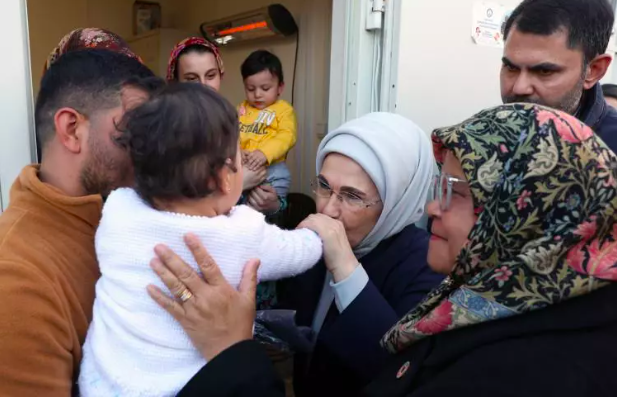 Emine Erdoğan depremzedeleri ziyaret etti 1