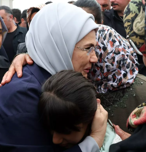 Emine Erdoğan depremzedeleri ziyaret etti 12