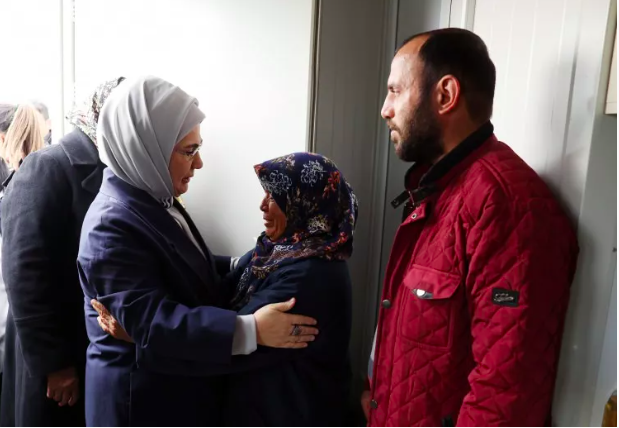 Emine Erdoğan depremzedeleri ziyaret etti 3