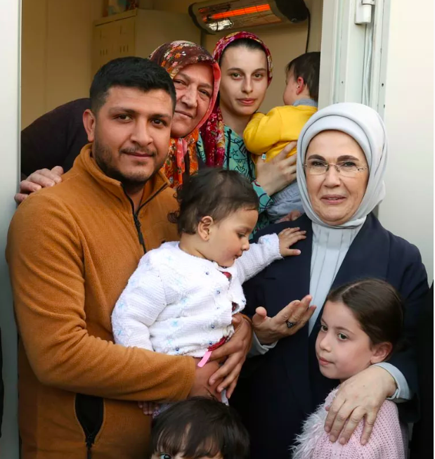 Emine Erdoğan depremzedeleri ziyaret etti 5