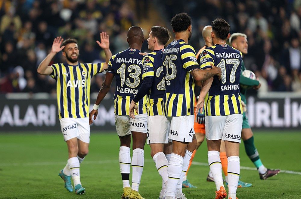 Enner Valencia Erling Haaland'ın ensesine yapıştı! 5