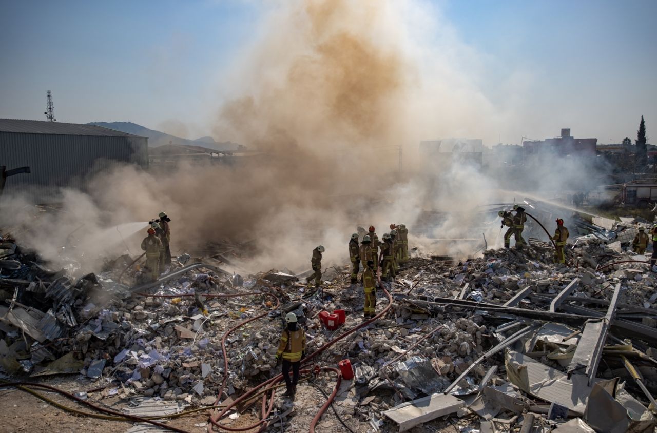 Deprem enkazında yangın: Bir anda alevler yükselmeye başladı 5