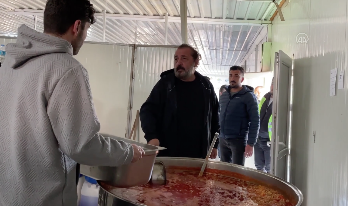 Depremzedeler için yemek pişiren Mehmet Yalçınkaya: ''Benim burada iç huzurum yerine geldi'' 1