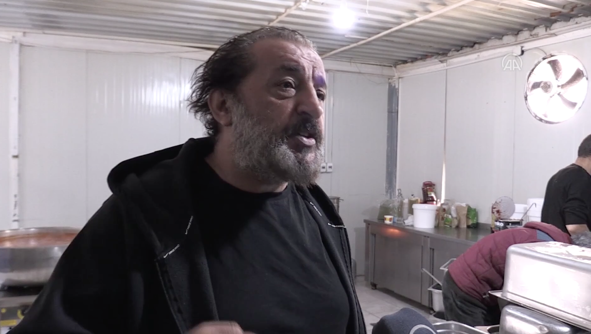 Depremzedeler için yemek pişiren Mehmet Yalçınkaya: ''Benim burada iç huzurum yerine geldi'' 12