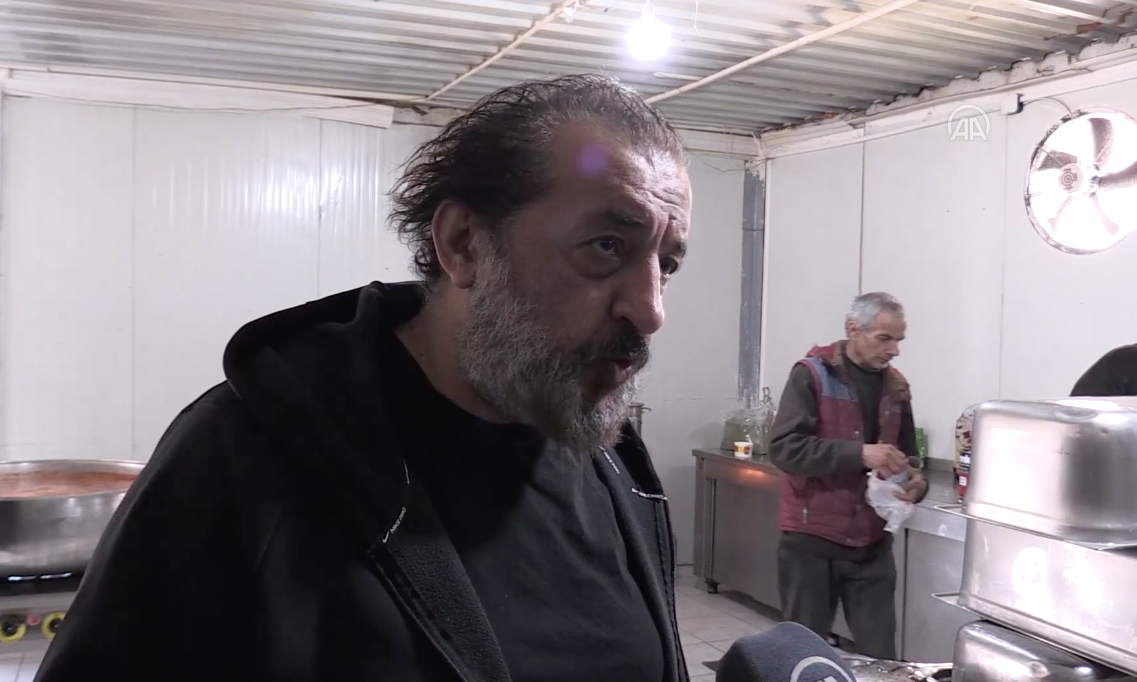 Depremzedeler için yemek pişiren Mehmet Yalçınkaya: ''Benim burada iç huzurum yerine geldi'' 10