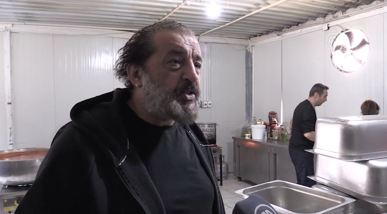Depremzedeler için yemek pişiren Mehmet Yalçınkaya: ''Benim burada iç huzurum yerine geldi'' 7