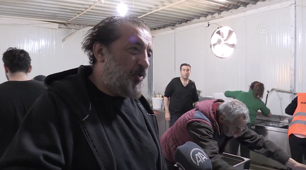 Depremzedeler için yemek pişiren Mehmet Yalçınkaya: ''Benim burada iç huzurum yerine geldi'' 6