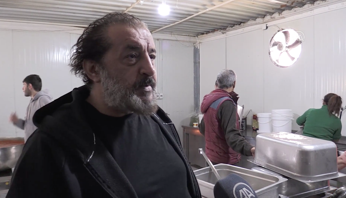 Depremzedeler için yemek pişiren Mehmet Yalçınkaya: ''Benim burada iç huzurum yerine geldi'' 3