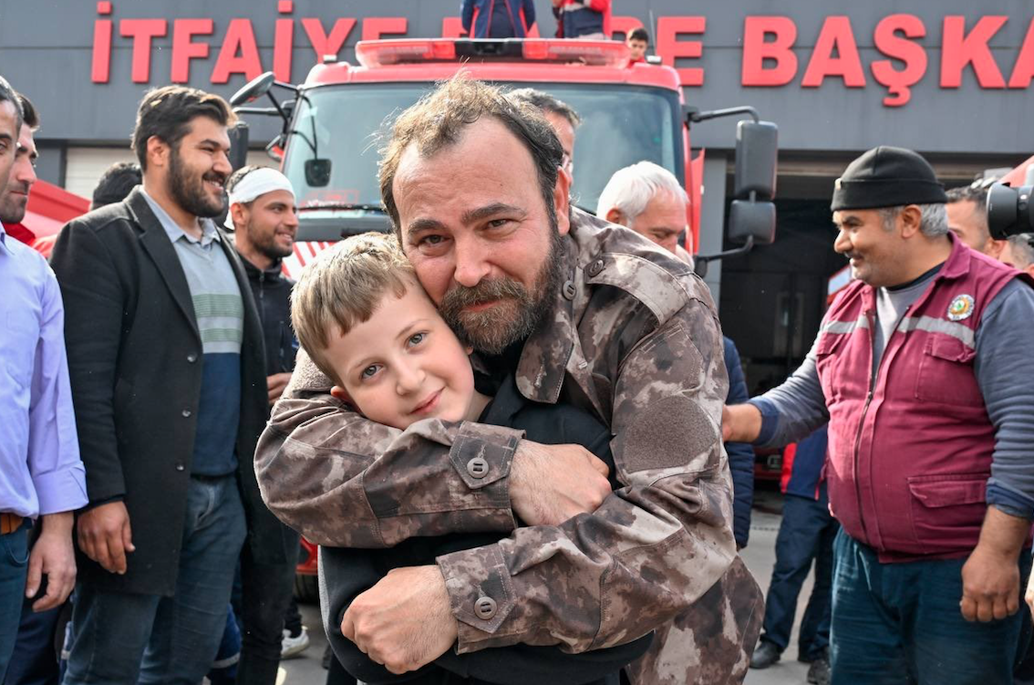 TRT dizileri Gönül Dağı ve Al Sancak'ın oyuncuları deprem bölgesinde 3