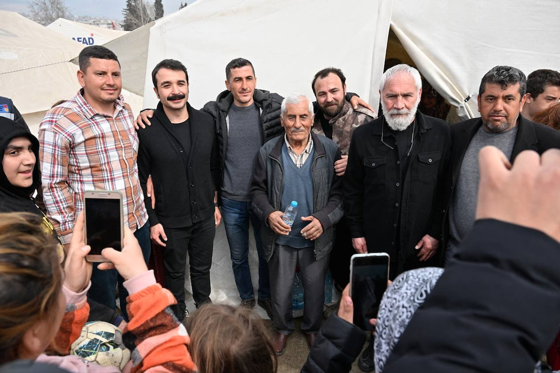 TRT dizileri Gönül Dağı ve Al Sancak'ın oyuncuları deprem bölgesinde 7