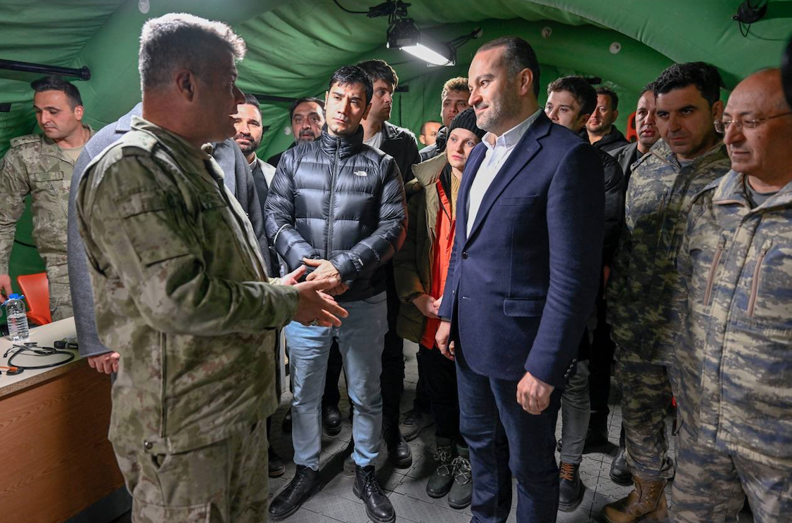 TRT dizileri Gönül Dağı ve Al Sancak'ın oyuncuları deprem bölgesinde 6
