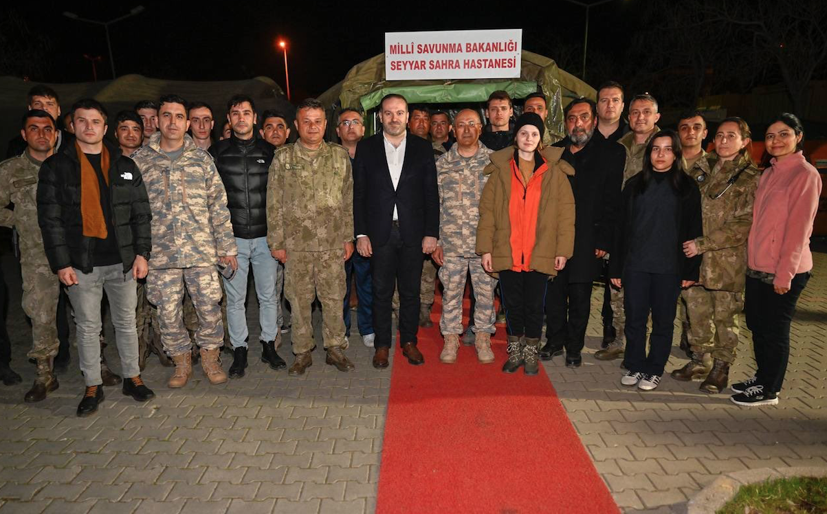 TRT dizileri Gönül Dağı ve Al Sancak'ın oyuncuları deprem bölgesinde 8