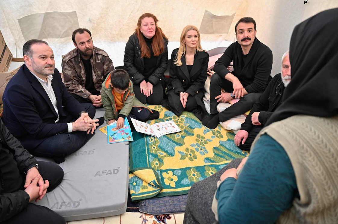 TRT dizileri Gönül Dağı ve Al Sancak'ın oyuncuları deprem bölgesinde 4