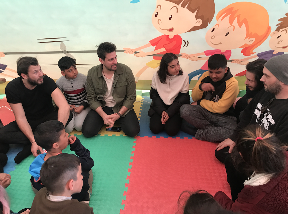 Sinema ve dizi oyuncuları Gaziantep'teki konteyner kentte çocuklarla bir araya geldi 4