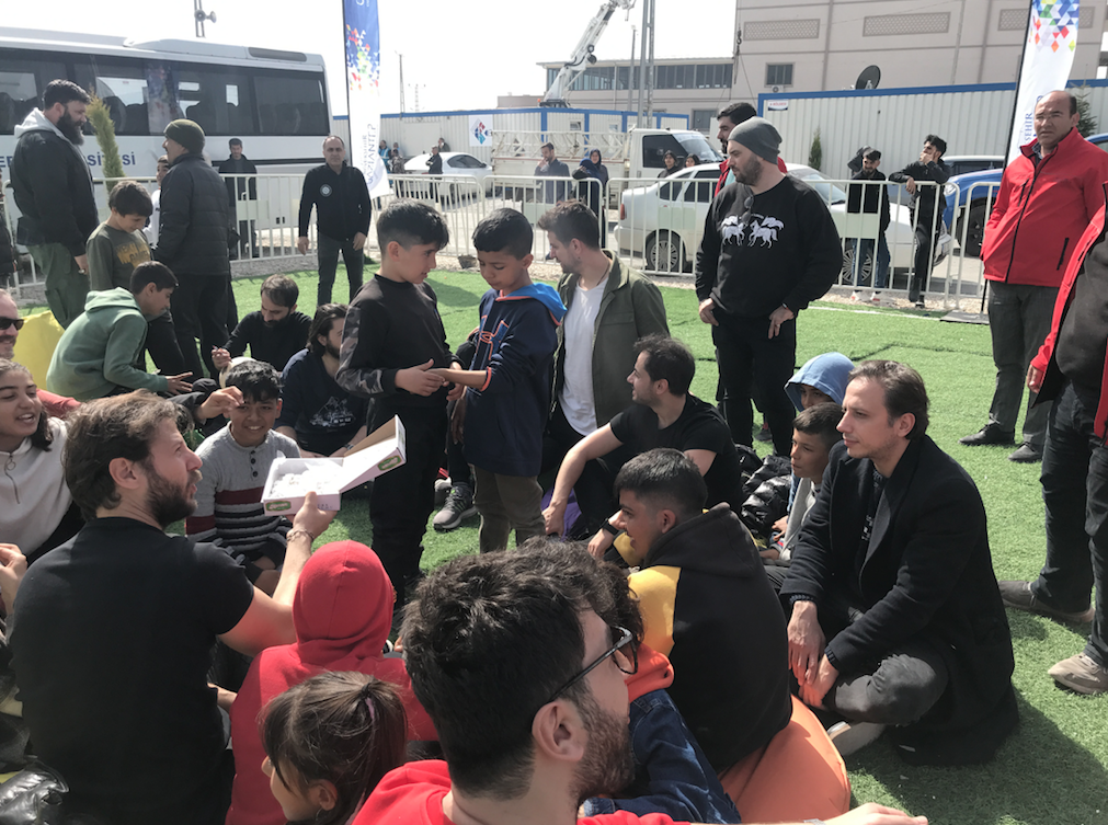 Sinema ve dizi oyuncuları Gaziantep'teki konteyner kentte çocuklarla bir araya geldi 7