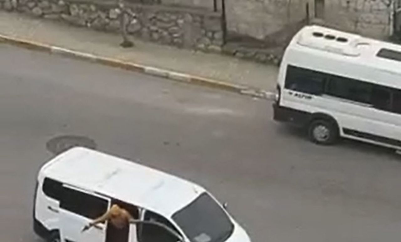 Pusuya yattılar! Otomobilin önünü kesip sürücüsünü kaçırdılar 1