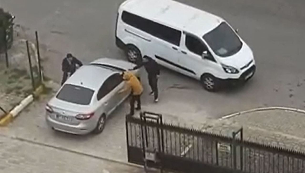 Pusuya yattılar! Otomobilin önünü kesip sürücüsünü kaçırdılar 2