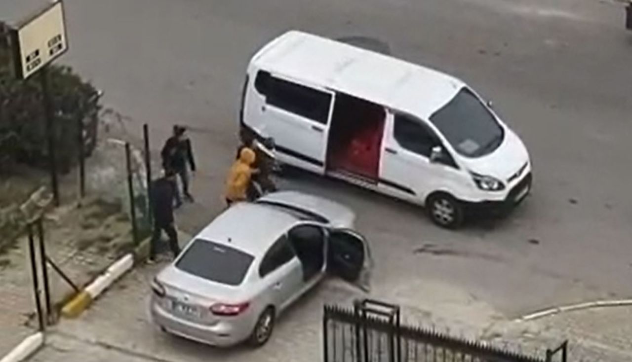 Pusuya yattılar! Otomobilin önünü kesip sürücüsünü kaçırdılar 3