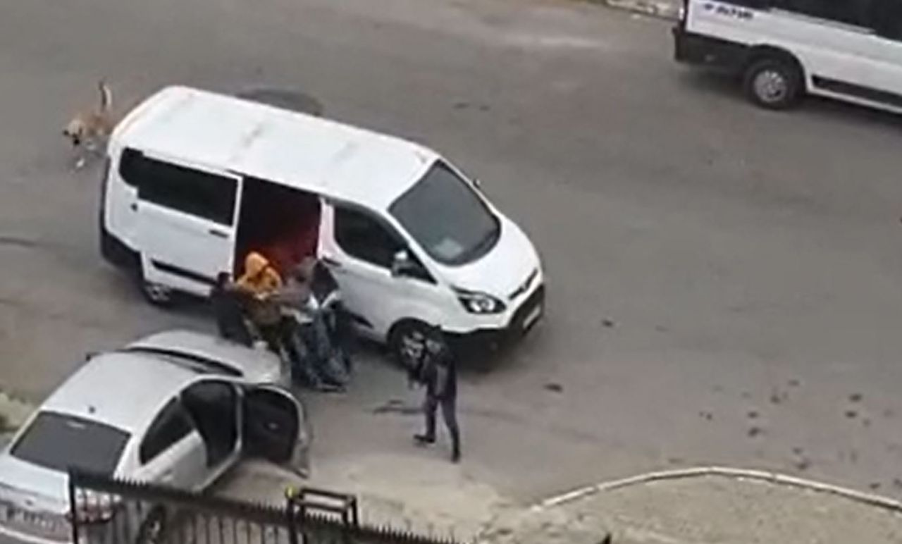 Pusuya yattılar! Otomobilin önünü kesip sürücüsünü kaçırdılar 4
