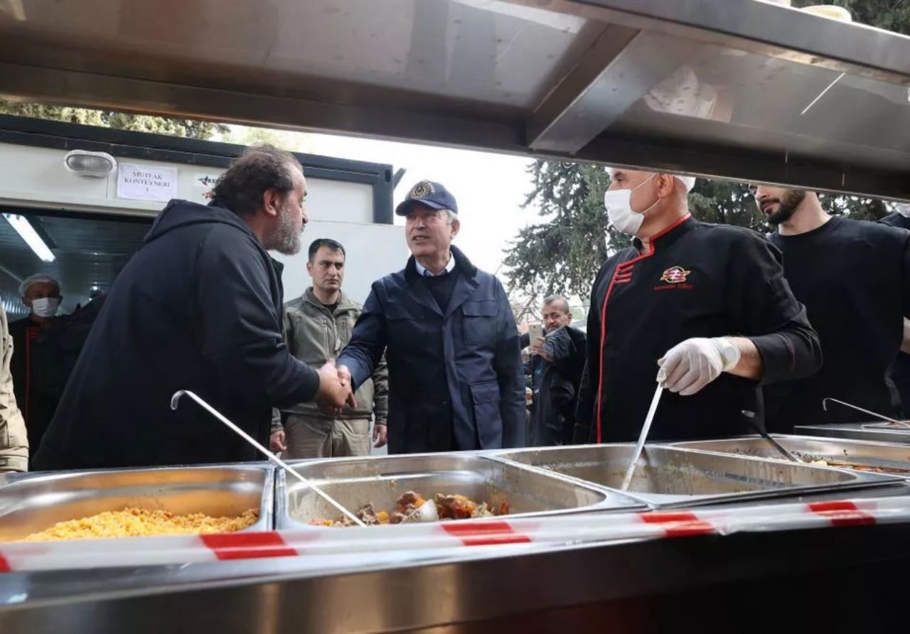 Bakan Akar Hatay'da! Mehmetçik okulunu ve Mehmet Şef'i ziyaret etti 6