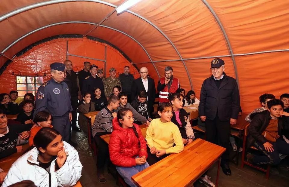 Bakan Akar Hatay'da! Mehmetçik okulunu ve Mehmet Şef'i ziyaret etti 1