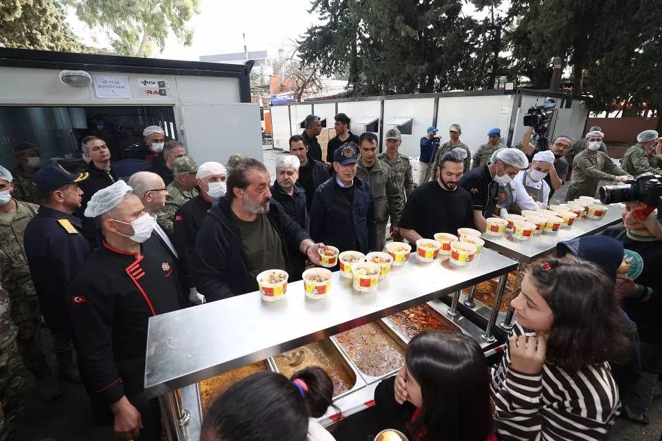 Bakan Akar Hatay'da! Mehmetçik okulunu ve Mehmet Şef'i ziyaret etti 3