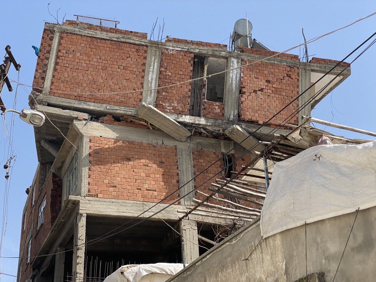 Adıyaman'da ilginç görüntü: Üçüncü kat ortadan kayboldu 1