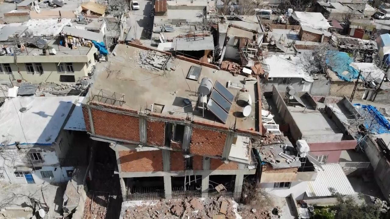 Adıyaman'da ilginç görüntü: Üçüncü kat ortadan kayboldu 4