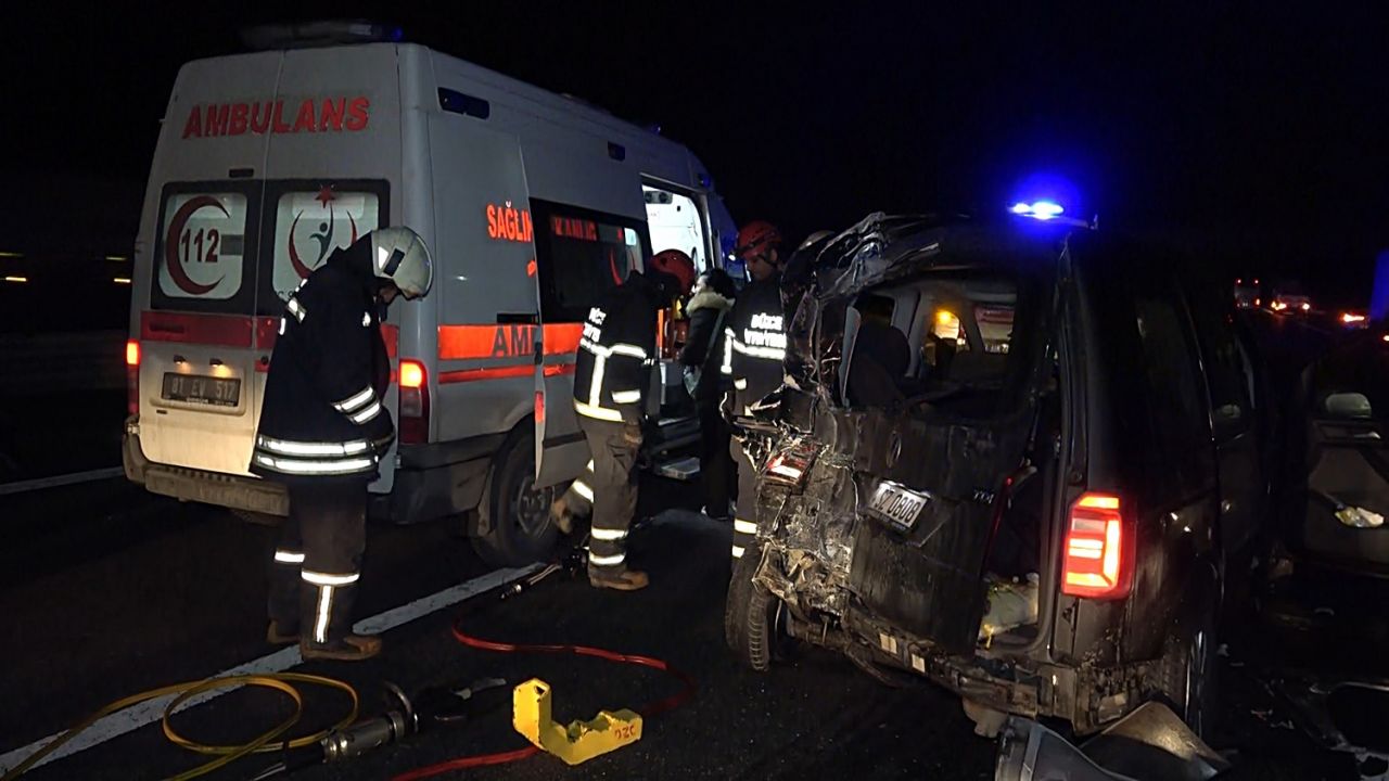 Zincirleme trafik kazasında 4 araç birbirine girdi! 2 ölü, 7 yaralı 1
