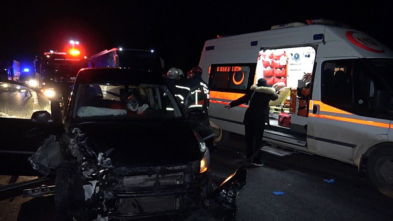 Zincirleme trafik kazasında 4 araç birbirine girdi! 2 ölü, 7 yaralı 2