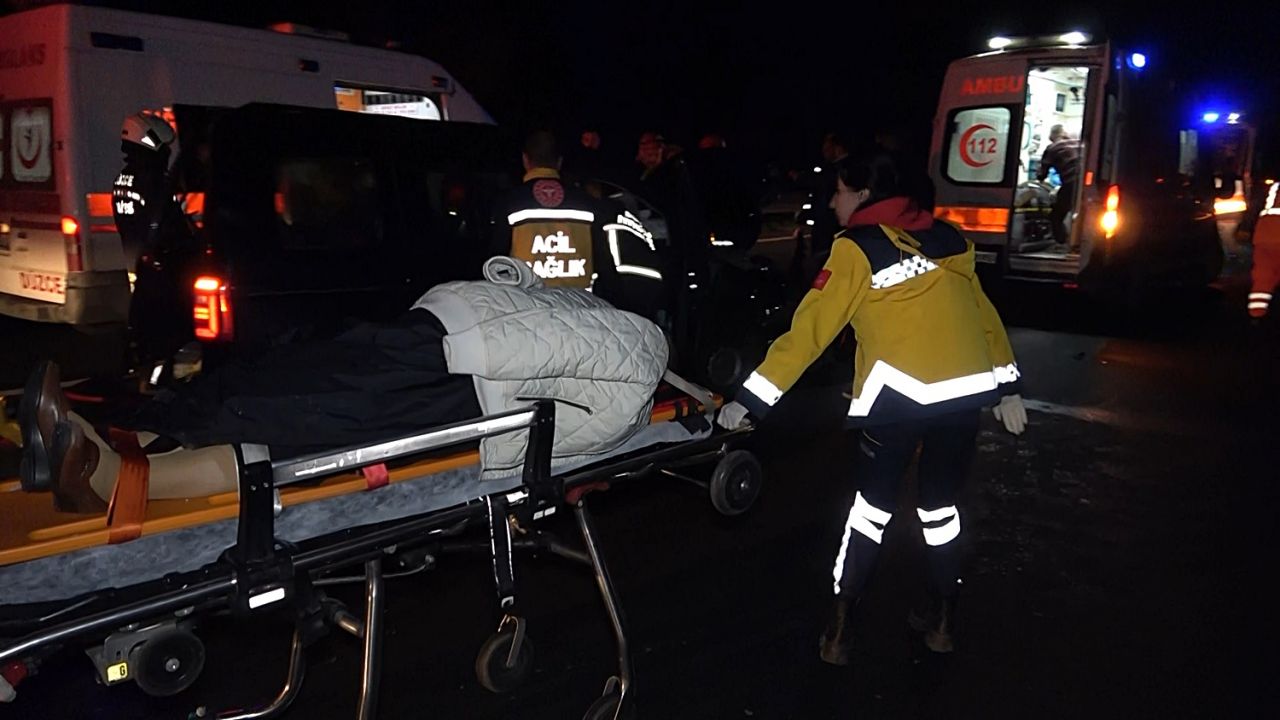 Zincirleme trafik kazasında 4 araç birbirine girdi! 2 ölü, 7 yaralı 5