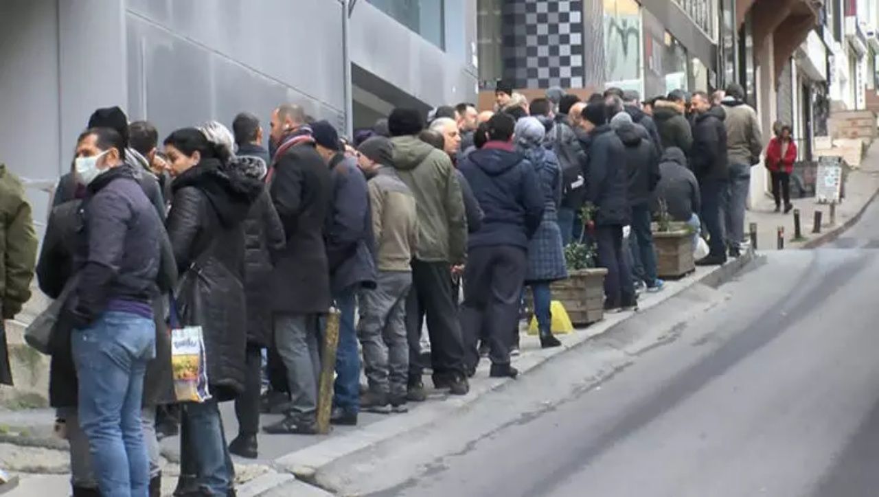 Başvurular başladı! SGK önlerinde uzun EYT kuyrukları oluştu 6
