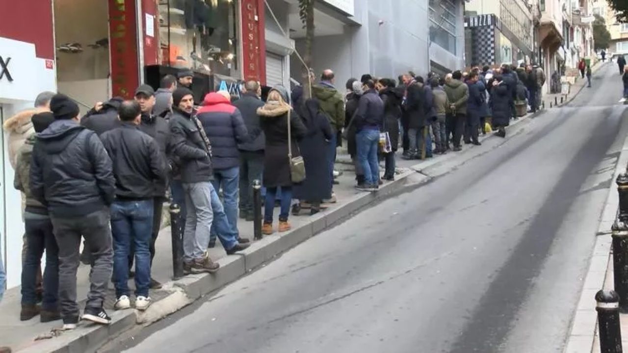 Başvurular başladı! SGK önlerinde uzun EYT kuyrukları oluştu 5
