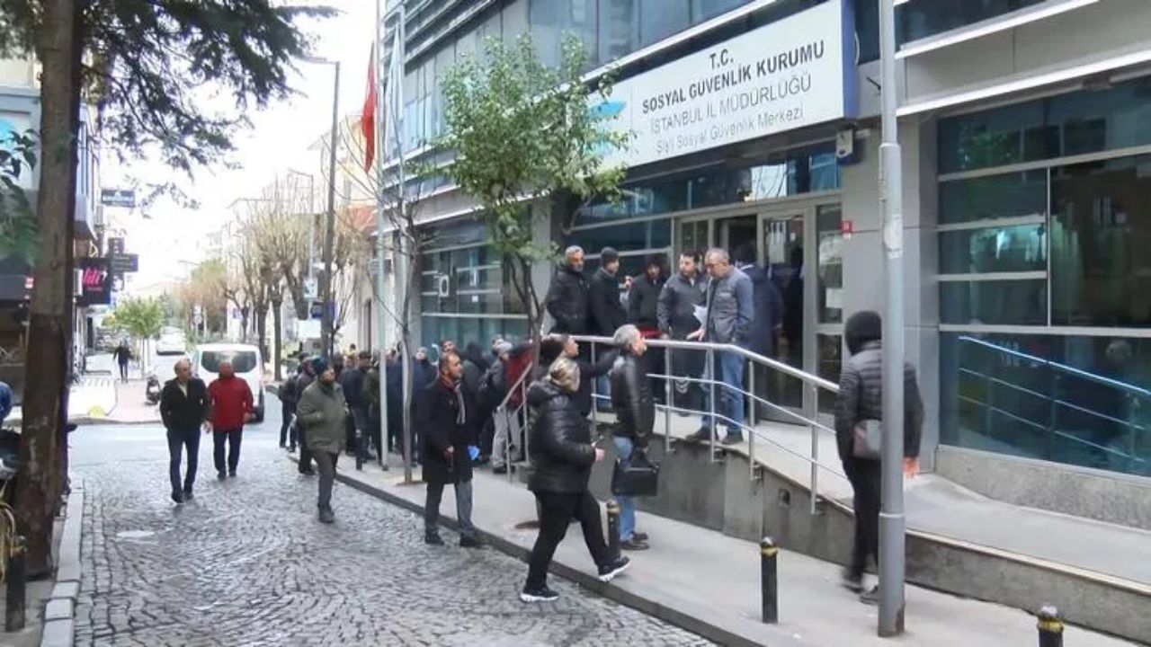 Başvurular başladı! SGK önlerinde uzun EYT kuyrukları oluştu 3