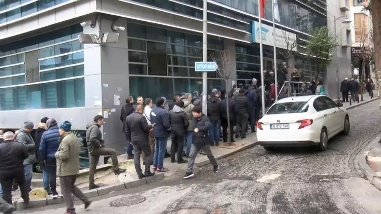 Başvurular başladı! SGK önlerinde uzun EYT kuyrukları oluştu 2