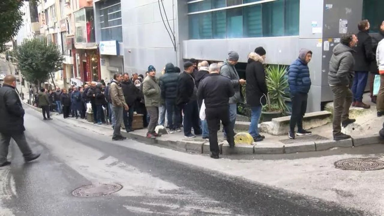 Başvurular başladı! SGK önlerinde uzun EYT kuyrukları oluştu 1