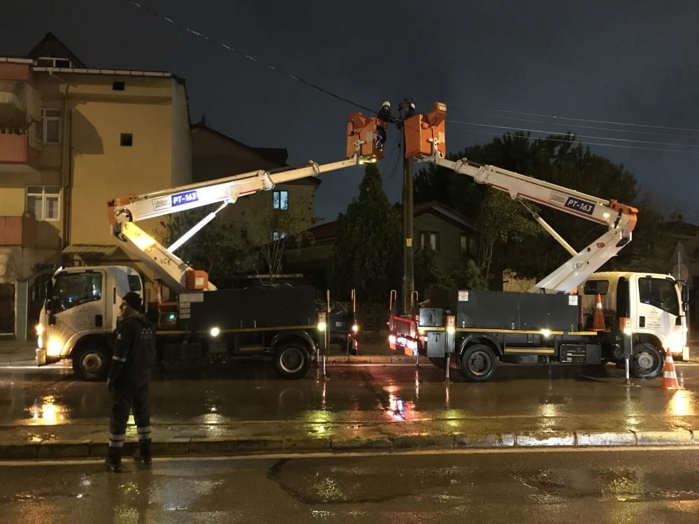 Kamyon elektrik tellerini devirdi! Işıklar sönünce vatandaşlar deprem sanıp sokağa döküldü 6