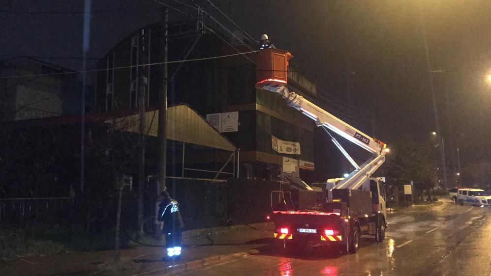 Kamyon elektrik tellerini devirdi! Işıklar sönünce vatandaşlar deprem sanıp sokağa döküldü 5