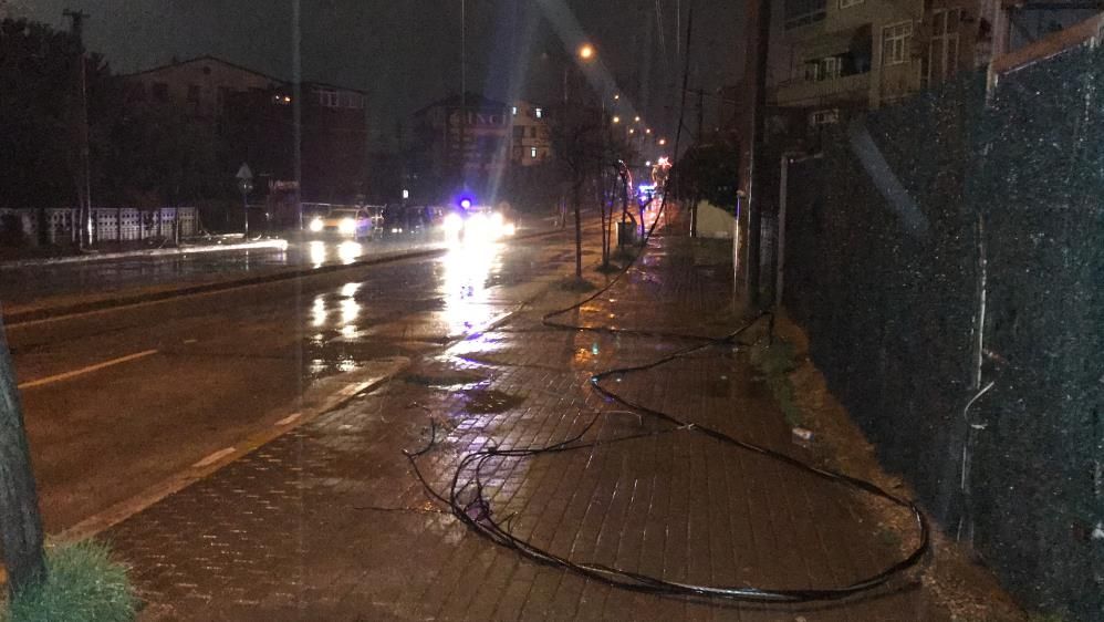 Kamyon elektrik tellerini devirdi! Işıklar sönünce vatandaşlar deprem sanıp sokağa döküldü 4